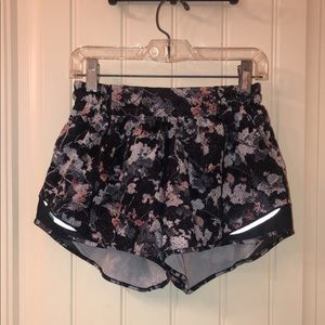 Lululemon - Hotty Hot Short 4 inch